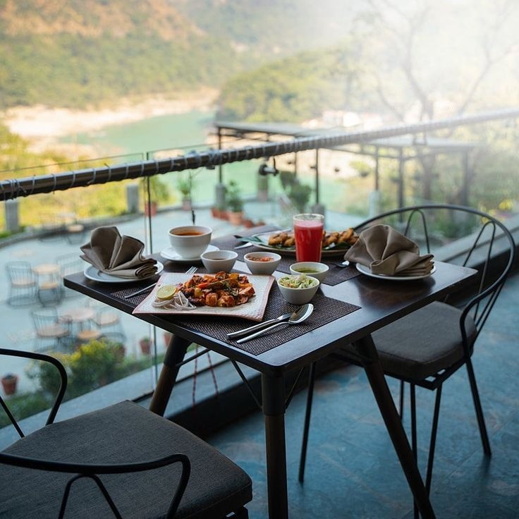 Restaurant with complement break fast